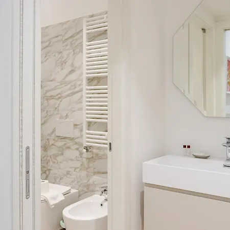 Apartment Art-filled In Centro Milan